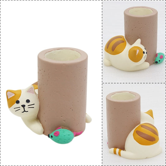 Cute Cat Catching Mice Pen Holder